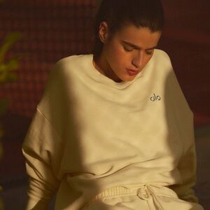 ALO  Candlelight Yellow Accolade Crew Neck Pullover